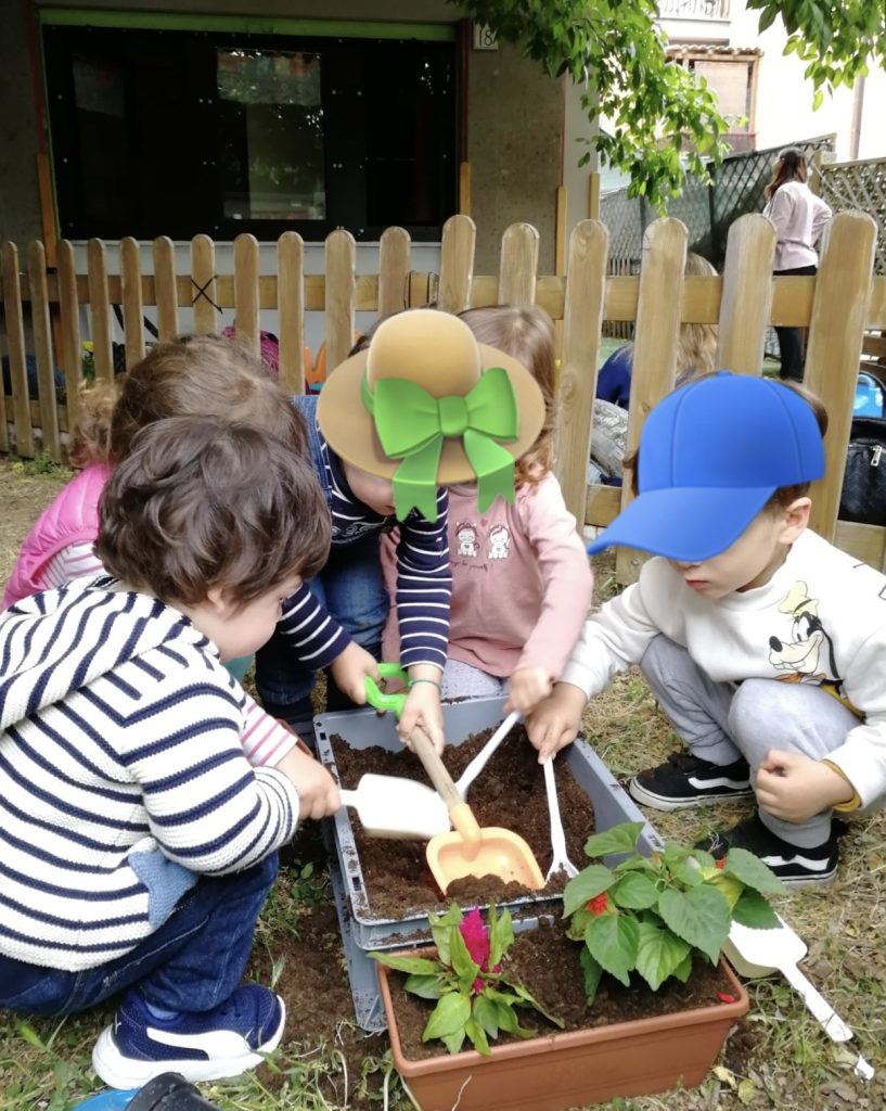 bambini dell'asilo giocano in giardino 